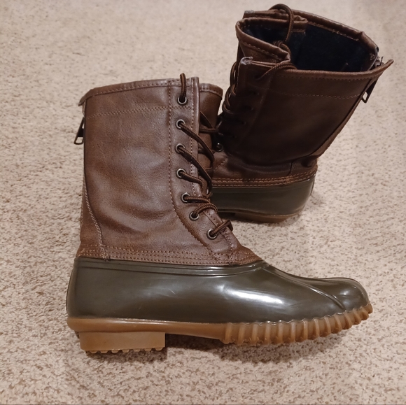 Madden Girl Flurryy Rain Boots w/ fabric lining. Size 8 - Picture 4 of 12